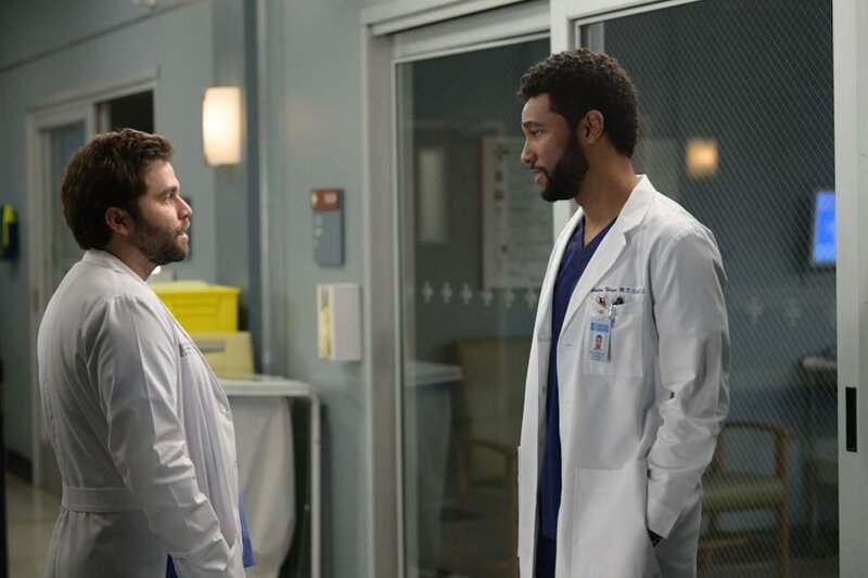 Dr. Levi Schmitt (Jake Borelli, l.); Dr. Winston Ndugu (Anthony Hill, r.) – Bild: 2024 American Broadcasting Companies, Inc. All rights reserved. /​ Anne Marie Fox Lizenzbild frei