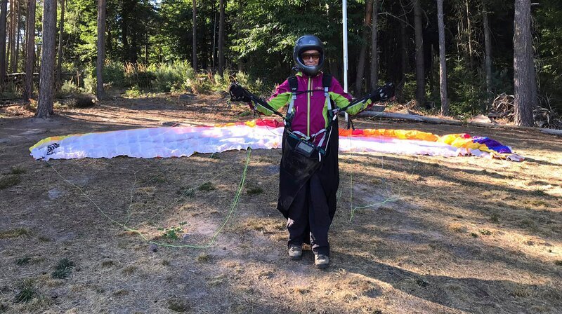 Martina Esch, die erste Gleitschirmfliegerin der Pfalz – Bild: MDR/​Friedrich