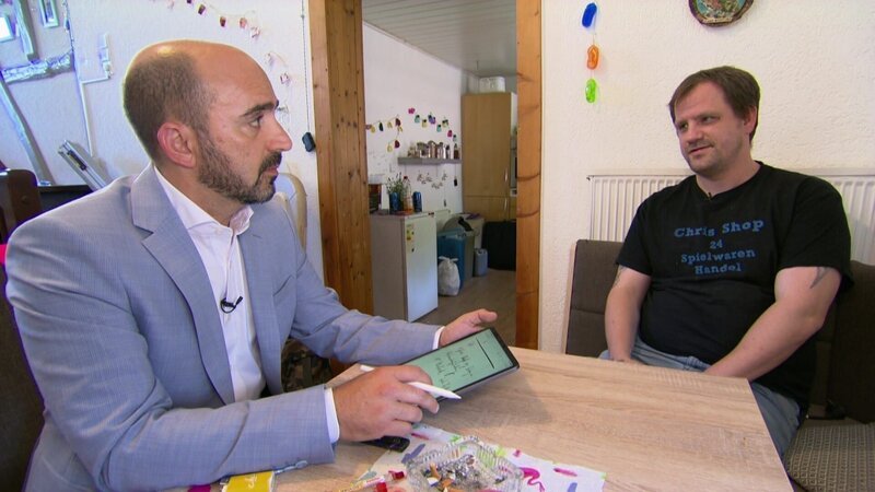 Christian ist wegen seiner finanziellen Schulden wieder bei seinen Eltern eingezogen. Seine Mutter Erika bereut jedoch die Aufnahme ihres Sohns bereits nach wenigen Wochen. Macht es für Schuldnerberater Max Postulka (l.) überhaupt noch Sinn, an dem Fall weiter zu arbeiten? In Berlin-Oberschöneweide wird es ernst und der Gashahn endgültig zugedreht. – Bild: RTLZWEI /​ Good Times Fernsehprod