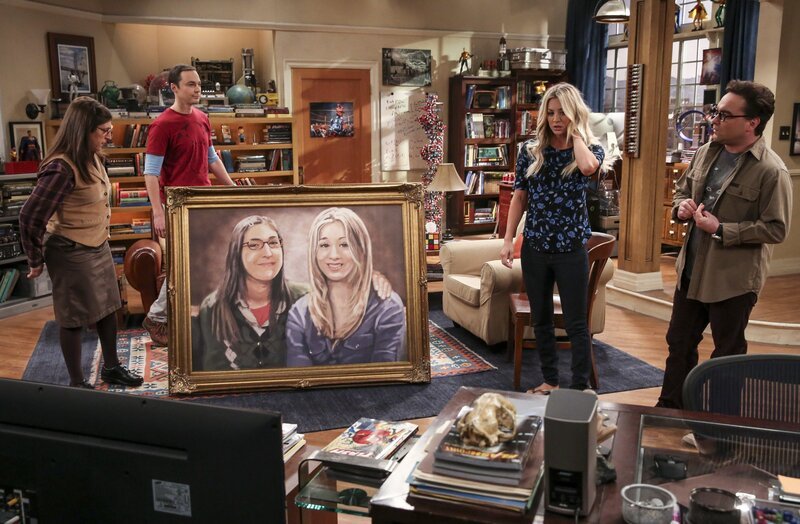 Sheldons (Jim Parsons, 2.v.l.) und Amys (Mayim Bialik, l.) Experiment ist geglückt: Die beiden ziehen tatsächlich zusammen. Um Platz zu schaffen, wollen sie einige Besitztümer an Vormieterin Penny (Kaley Cuoco, 2.v.r.) zurückgeben. Doch dann stellt plötzlich auch Leonard (Johnny Galecki, r.) Forderungen und es kommt zum Streit … – Bild: © 2016 Warner Brothers