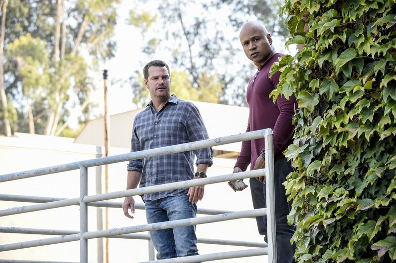 Ein neuer Fall beschäftigt Callen (Chris O’Donnell, l.) und Sam (LL Cool J, r.) … – Bild: CBS Broadcasting, Inc. /​ Ron Jaffe