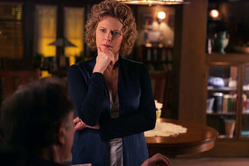 Während Don den Tod von zwei jungen Frauen, die mit einer Spritze im Arm in ihren Autos sitzend auf der Straße aufgefunden wurden untersucht, hat Charlie einen bizarren Traum von seiner Mutter Margaret Eppes (JoBeth Williams) … – Bild: Paramount Network Television