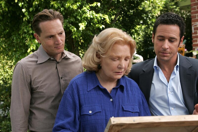 Don (Rob Morrow, r.) und seine Team haben wieder eine Fall erfolgreich gelöst, denn Mrs. Hellmann (Gena Rowlands, M.) und deren Enkel Joel (Matt Ross, l.) erhalten den originalen Pisarro zurück … – Bild: CBS International Television
