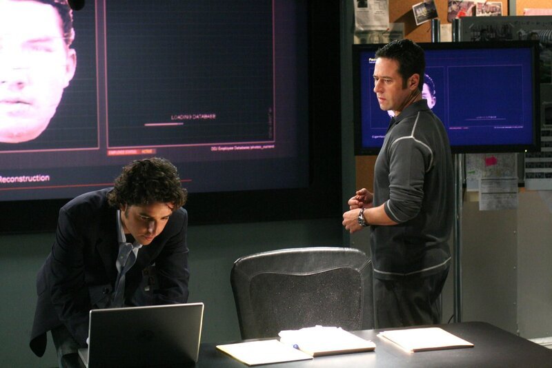 Der Mord an der Dolmetscherin Kim bereitet Don (Rob Morrow, r.) und Charlie (David Krumholtz, l.) Kopfzerbrechen … – Bild: CBS International Television