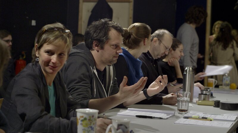 Eine Prüfkommission der Schauspielschule mit Nora Somaini, Titus Georgi, Carolin Eichhorn, Onno Grohmann und Ayana Goldstein schaut den Bewerbern zu. – Bild: ZDF/​Börres Weiffenbach