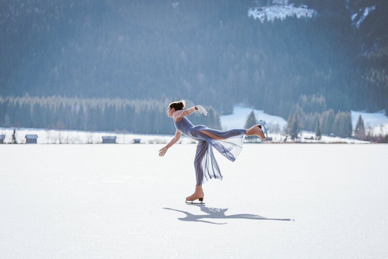 Diese Produktion begleitet den höchstgelegenen Badesee Kärntens und seine Umgebung durch die vier Jahreszeiten. Im Bild: Eiskunstläuferin auf dem gefrorenen Weißensee. – Bild: Marta Gillner / RANFILM TV & Film Production GmbH / ORF / AV BABY Diese Produktion begleitet den höchstgelegenen Badesee Kärntens und seine Umgebung durch die vier Jahreszeiten. Im Bild: Eiskunstläuferin auf dem gefrorenen Weißensee. – Bild: Marta Gillner / RANFILM TV & Film Production GmbH / ORF / AV BABY