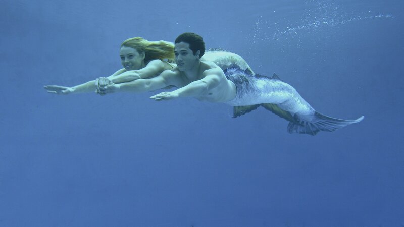Lyla (Lucy Fry, li.) und Zac (Chai Romruen) unter Wasser. – Bild: ZDF und (c)2013 Jonathan M. Shiff Productions.