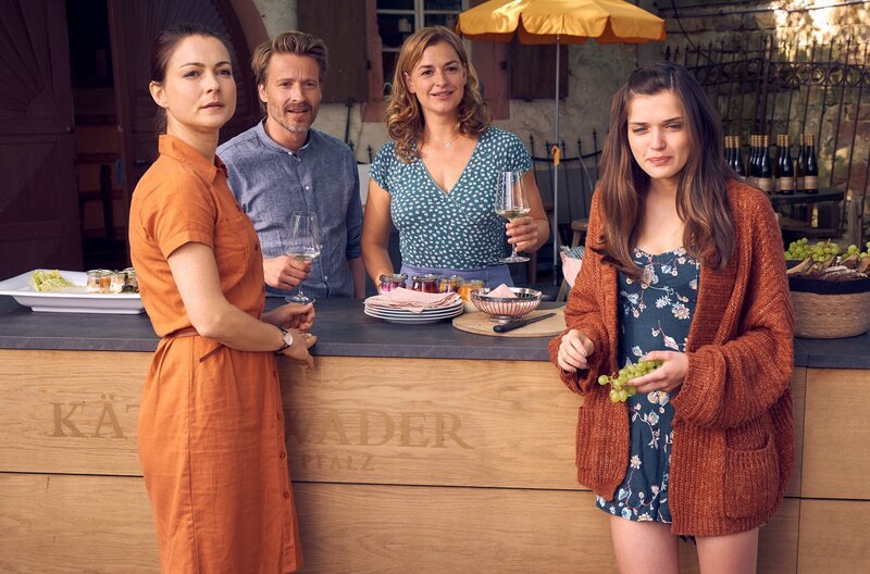 Anne (Henriette Richter-Röhl, li.) mit ihrem Bruder Matthias (Max von Pufendorf), ihrer Freundin Corinna (Ines Lutz) und ihrer Tochter Tori (Caroline Hartig, re.). – Bild: ARD Degeto/​Frank Dicks