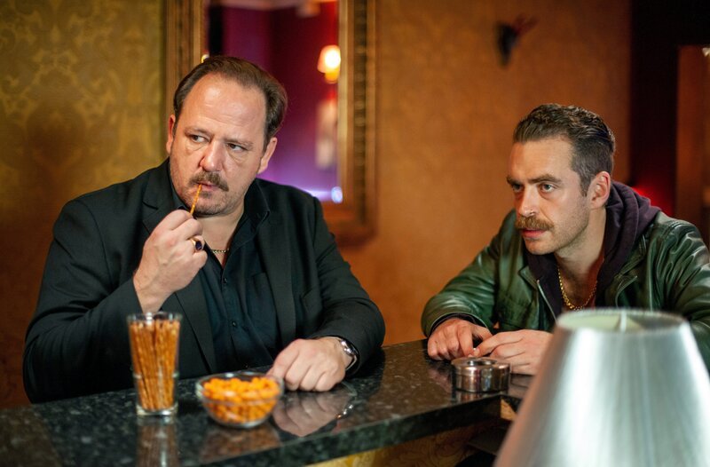 Nils Sanchez (Enrique Fiß, r.) steht im Dienste von Kiez-Größe Falk Drach (Andreas Anke, l.), der ihm allerdings nicht vertraut … – Bild: ARD/​Olga Samuels
