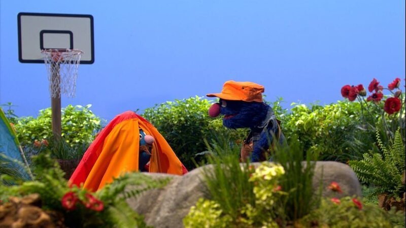 Grobi (rechts) hilft dem „Blauen“ beim Zeltaufbau. – Bild: NDR/​Studio Hamburg Produktion/​Sesame workshop