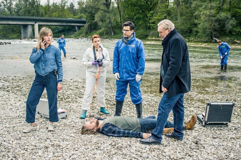 Die SOKOs am Tatort: Arthur Bauer (Gerd Silberbauer, r.), Dr. Weissenböck (Florian Odendahl, 2.v.r.), Billie Curio (Sina Reiß, 2.v.l.) und Resi Schwaiger (Mersiha Husagic, l.). – Bild: Markus Sapper /​ ZDF