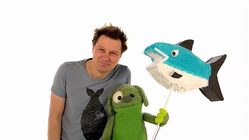 André und Knolle mit einem Hai – Bild: WDR/​Die Sendung mit dem Elefanten
