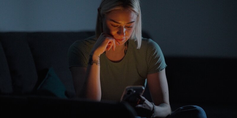 Sandrine (29) hat gelernt, mit Depressionen zu leben. „Es ist wichtig, sich vor Augen zu halten, dass eine Depression nicht das ist, was einen vollkommen ausmacht.“ – Bild: ZDF und Markus Haist