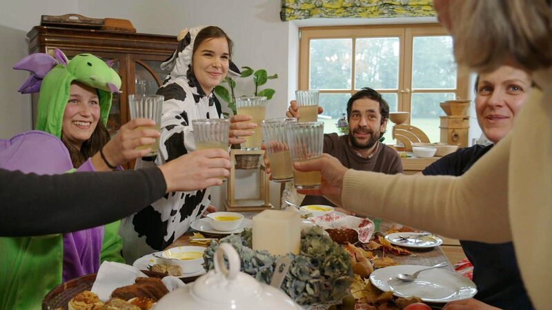 Anna bei einem lustigen gemeinsamen Essen auf dem Bauernhof. – Bild: BR/​TEXT+BILD Medienproduktion GmbH & Co. KG