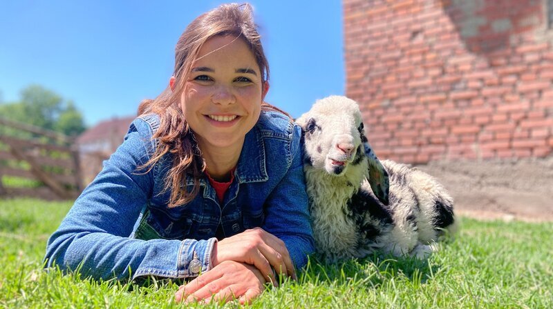 Anna und Flaschenlamm Elke sind dicke Freunde geworden. – Bild: BR/​Text und Bild Medienproduktion GmbH & Co. KG