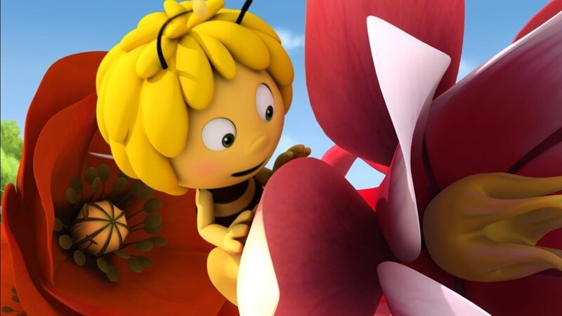 Maja ist die erste Biene, die eine Blume angepflanzt hat. – Bild: ZDF/​Studio100 Animation