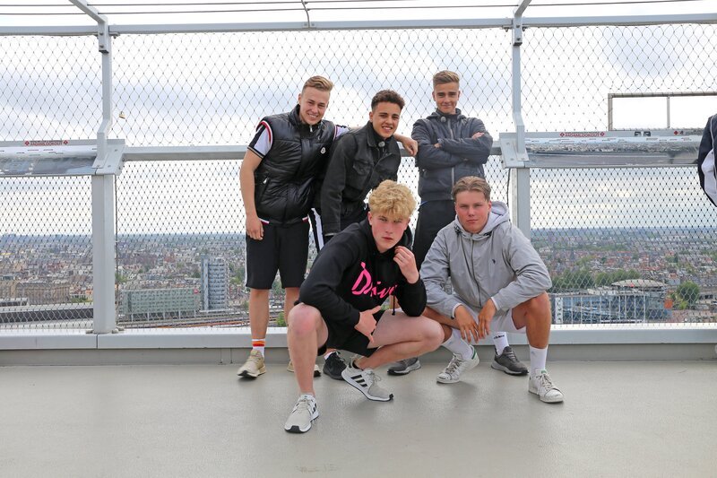 Alex, Ruben, Mark, Luke und Jeppe beim Sightseeing in Amsterdam. In luftiger Höhe genießen sie einen einzigartigen Ausblick auf die niederländische Hauptstadt. – Bild: Wessel de Groot /​ ZDF
