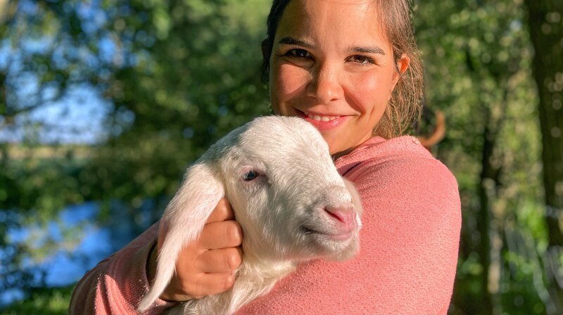 Ein Lamm hat Anschluss an die Herde verloren. Anna macht sich auf die Suche nach der Mutter. – Bild: BR/​Text und Bild Medienproduktion GmbH & Co. KG