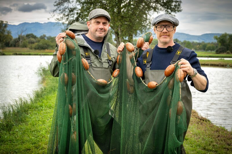 Von links: Sebastian Bezzel und Simon Schwarz beim Kreisfischereiverein Rosenheim. – Bild: Ralf Wilschewski /​ BR
