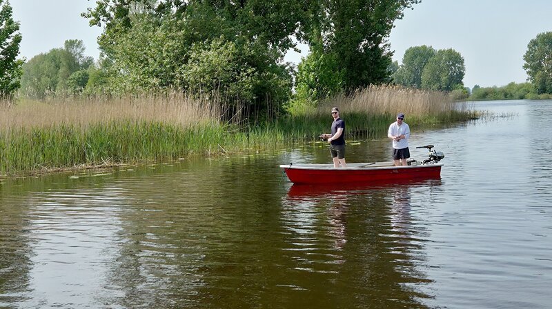 Angler Jannis Thies-Studt mit Freund Paul Tolzmann beim Angeln im Eiderbogen. – Bild: NDR/​Reinhard Bettauer