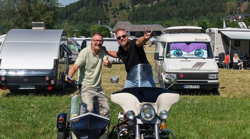 Friso Richter (r.) und sein Kameramann Lukas Lowack (l.). – Bild: HR/​Lukas Lowack