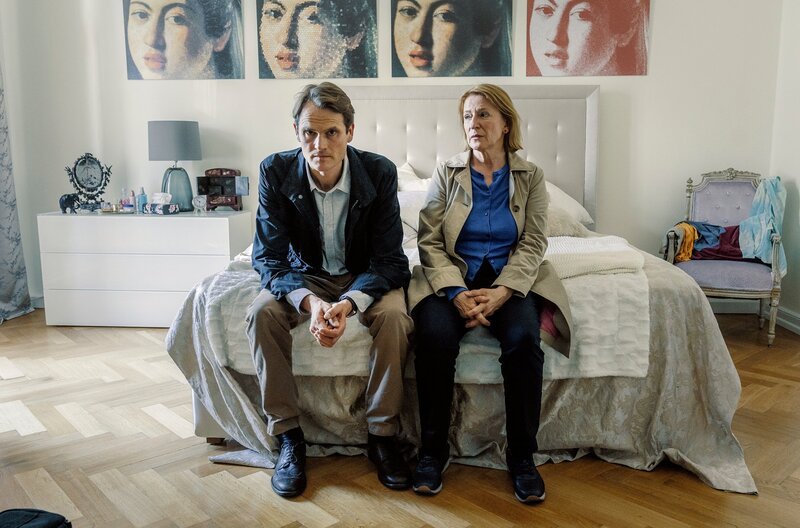Die Kriminalhauptkommissare Felix Voss (Fabian Hinrichs) und Paula Ringelhahn (Dagmar Manzel) am Bett der toten Barbara Sprenger. – Bild: BR/​Hager Moss Film/​Hendrik Heiden