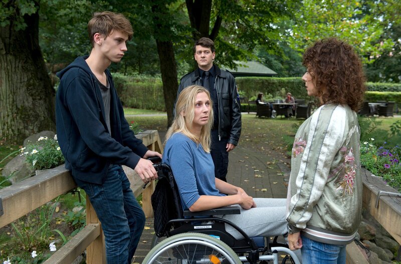 Harry Möller (Maria Ketikidou, r.) und Daniel Schirmer (Sven Fricke, im HG) sind sichtlich getroffen: Jenni (Andrea Gerhard, M.) die Mutter des jugendlichen Straftäters Gabriel (Oskar Belton, l.), ist schwerbehindert. – Bild: ARD/​Thorsten Jander