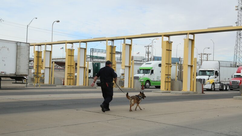 A CBP officer is patrolling the El Paso, TX border drive through lines with their K9. – Bild: National Geographic