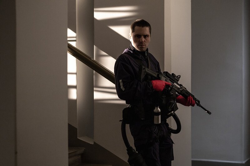 Nach dem Überfall auf den Präsidentenpalast sucht Terrorist Vasa Janković (Sverrir Gudnason) unter den Geiseln nach General Morel. – Bild: Cinematic Productions S Oy und ZDF