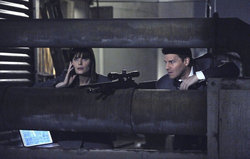 Brennan (Emily Deschanel, L) and Booth (David Boreanaz, R) will go to any lengths necessary to ensure justice is served when they try to catch suspect-at-large Jacob Broadsky – Bild: VOXup