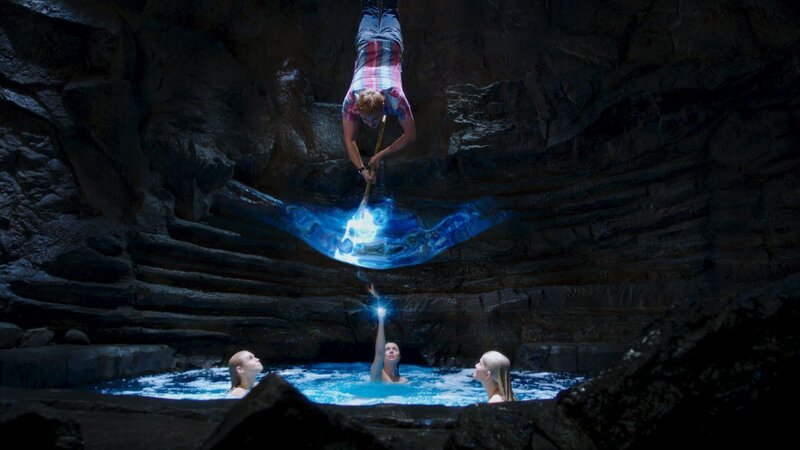 Nur noch Nixies (Ivy Latimer, Mitte) Mondring funktioniert. Gleich wird Cam (Dominic Deutscher) in den Mondsee fallen. – Bild: ZDF und (c)2013 Jonathan M. Shiff Productions.