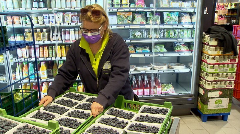 Auslieferung von Blaubeeren mit Chefin Yvonne Kaeselau. – Bild: NDR/MfG-Film GmbH & Co KG Auslieferung von Blaubeeren mit Chefin Yvonne Kaeselau. – Bild: NDR/MfG-Film GmbH & Co KG