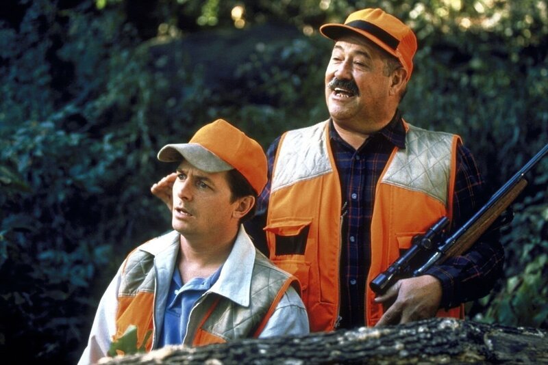 Um den schwer reichen Wähler Peter Noland (Barry Corbin, r.) zu überreden, Geld zu spenden, muss Mike (Michael J.Fox, l.) zunächst einmal an einem Jagdausflug teilnehmen. – Bild: ProSieben Fun