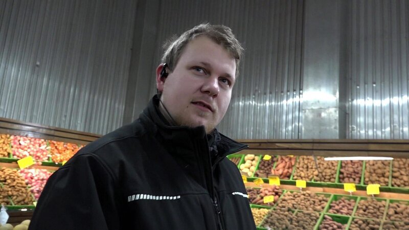 S13E70: Jean geht in seinem neuen Supermarkt-Job voll auf. – Bild: RTLZWEI