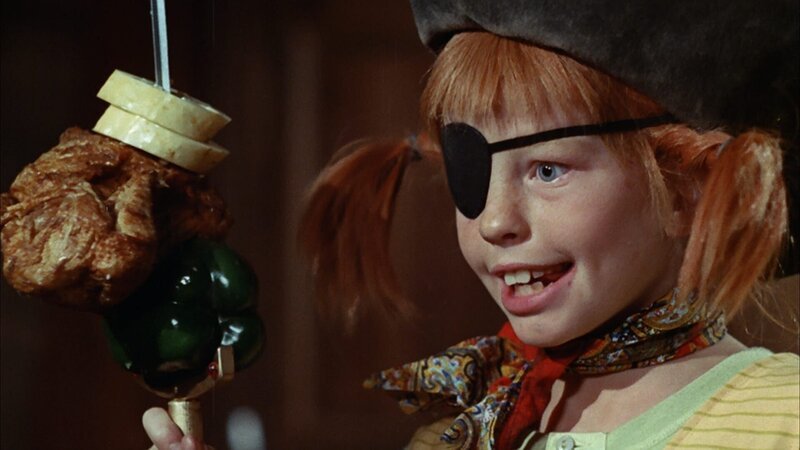 Pippi (Inger Nilsson) hat sich selbst als Seeräuber kostümiert und zeigt ihren Freunden, wie sich ein „hungriger Pirat“ aufführt. – Bild: ZDF und Studio 100 Media