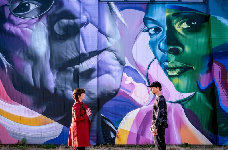 Die SOKO ermittelt in der Linzer Graffiti-Szene. Ein Sprayer ist, trotz Sicherung, von einem Hausdach gestürzt und dabei ums Leben gekommen. Die Kommissare vermuten, dass das Seil manipuliert wurde. Im Bild: Joe (Katharina Stemberger) und Tom (Michael Pink) – Bild: Stefanie Leo /​ ZDF