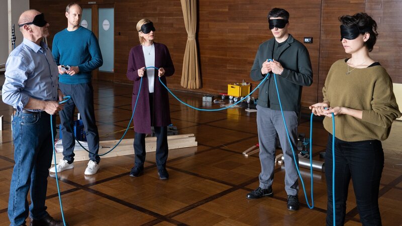 Teambuilding bei der SOKO: Michael Kaiser (Karl Kranzkowski, l.), Martina Seiffert (Astrid M. Fünderich, Mi.), Rico Sander (Benjamin Strecker, 2.v.r.) und Nele Becker (Nina Siewert, r.) zeigen sich bei den Übungen mehr oder weniger motiviert. Was sie nicht wissen: Zur selben Zeit wird ein Mordfall im Präsidium gemeldet. Coach Franz Scherer (Gábor Biedermann, 2.v.l.) hat jedoch allen die Handys abgenommen. – Bild: ZDF