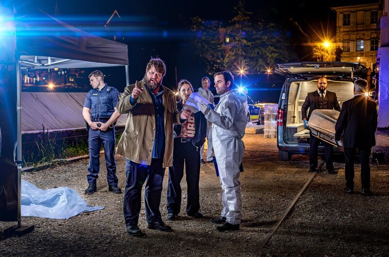 V.l.: Polizist Oscar (Oskar Keymer), Konrad Behringer (Antoine Monot), Ela Jenning (Cosima Henman) und Sebastian Loncar (Jonas Laux). – Bild: RTL /​ Behrus Yazdanfar /​ Redseven Entertainment /​ Antoniusfeuer