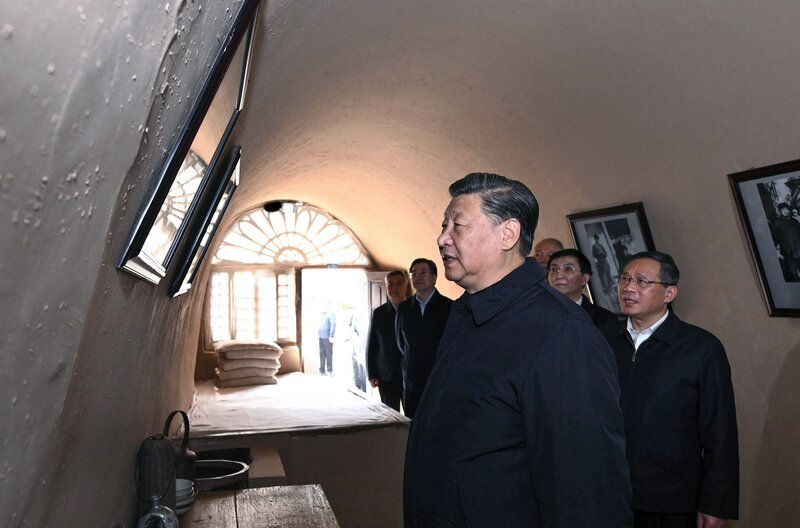 Der chinesische Staatspräsident Xi Jinping besucht Yan’an, den Ort, an dem Mao und seine Anhänger 1935 am Ende des sogenannten Langen Marsches angekommen waren. – Bild: SWR/​imago/​Xinhua