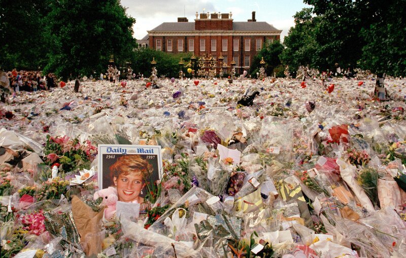 Blumen und Trauernde vor dem Kensington Palace in den Tagen nach der Beerdigung von Prinzessin Diana, in London, England, September 1997. – Bild: www.alamy.com / Alamy Stock Photo / jeremy sutton-hibbert Blumen und Trauernde vor dem Kensington Palace in den Tagen nach der Beerdigung von Prinzessin Diana, in London, England, September 1997. – Bild: www.alamy.com / Alamy Stock Photo / jeremy sutton-hibbert