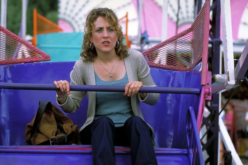 Weil Monk wegen seiner Höhenangst nicht selbst in das Riesenrad steigen kann, um den Mörder zu stellen, muss Sharona (Bitty Schram) das übernehmen. – Bild: Universal Content Productions LLC