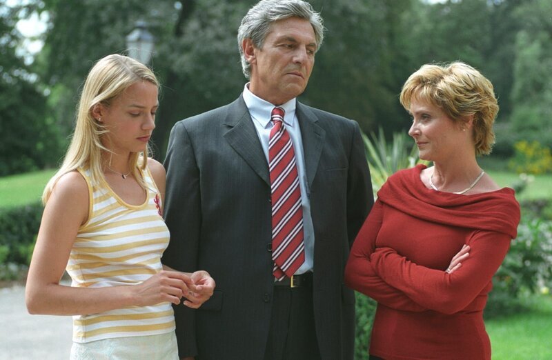 Kein freundlicher Empfang für Bankier Alexander Wellinghoff (Peter Hladik, M.). Tochter Sofia (Jytte-Merle Böhrnsen, l.) und Gattin Ariane (Kerstin Gähte, r.) sind sauer. – Bild: ZDF und Daniela Incoronato