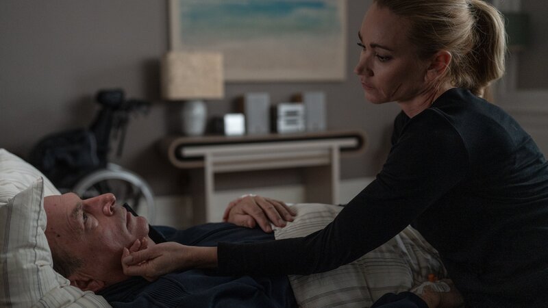 Sarah Kohr (Lisa Maria Potthoff) beim Besuch von Anton Mehringer (Herbert Knaup) in der Komaklinik – Bild: ZDF und Christine Schroeder.