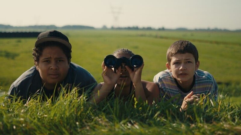 Hamza (Wisam Tadjeddin), Alicia (Amee Liv Martina) und Sven (Brandon River Coene) beobachten Wiggerts Haus und planen seine Flucht. – Bild: NDR/​Dark Alley Pictures/​Look At That!