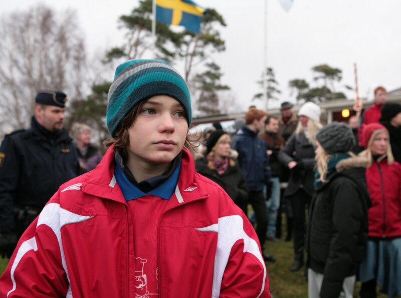 Elias (Noah Waldfogel), der Sohn von Wallanders Nachbarin Katarina, hat Probleme beim Fußballspielen. – Bild: ARD Degeto/​Yellow Bird/​Nille Leander