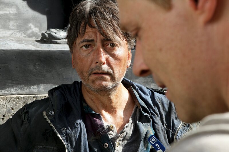 Der Obdachlose Sigi (Günter Mokesch) traut dem Polizeibeamten Milo Artmann (Andreas Lust) nicht über den Weg. – Bild: ZDF/​Petro Domenigg