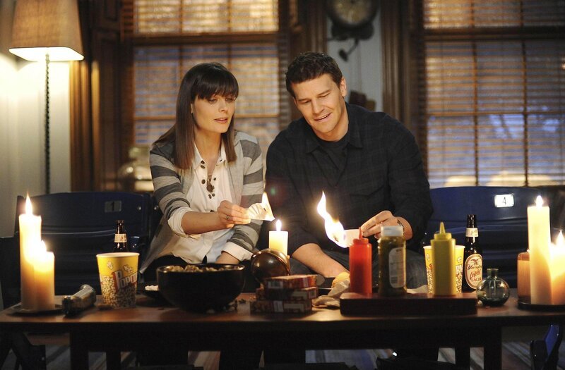 Am Ende eines ereignisreichen Tages leistet Brennan (Emily Deschanel) Booth (David Boreanaz) Gesellschaft – auf den von Booth ergatterten Stadion-Sitzen, auf dem Booth schon mit seinem Vater im Stadion gesessen hat. – Bild: RTL