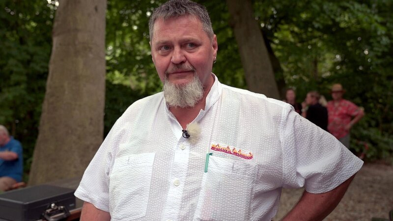 Hektik in Jörgs Bulettenschmiede in Hannover: Die Vorbereitungen für das Catering beim „Ronnenberger Rudelradeln“ laufen auf Hochtouren. Jörg erwartet im Laufe des Tages 350 hungrige Radfahrer, die sich auf seine Buletten freuen. – Bild: RTLZWEI