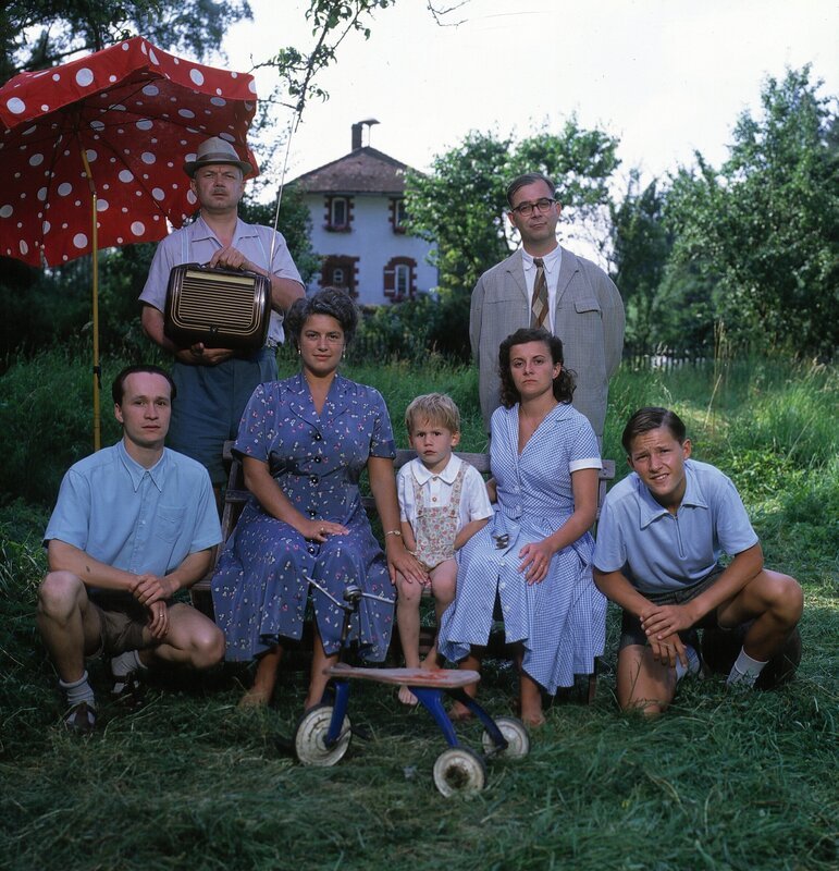 Von links: Maxi Grandauer (Thomas Darchinger), Karl Grandauer (Jörg Hube), Traudl Grandauer (Christine Neubauer), Hildegard Grandauer (Patrizia Schwöbel) und Adolf Grandauer (Alexander Duda). – Bild: BR/​Tellux-Film GmbH/​Foto Sessner