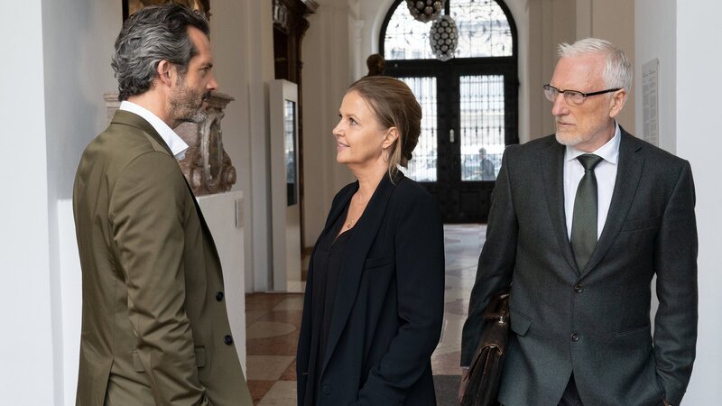 Vera Lanz (Katharina Böhm) und Hannes de Boer (Martin Rapold, l.) sind nach der Lösung des Falles erleichtert, nachdem sie zunächst Richter Dr. Jakob Murnau (Ernst Stötzner, r.) verdächtigt hatten, gegen Hannes’ Sohn Noah zu handeln. – Bild: ZDF